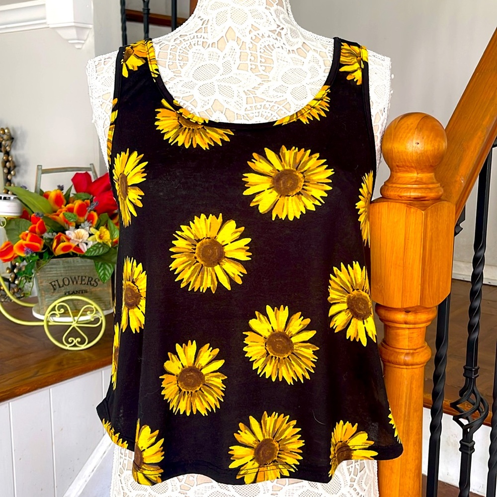 🎈3/$20 Forever 21 black sunflower top